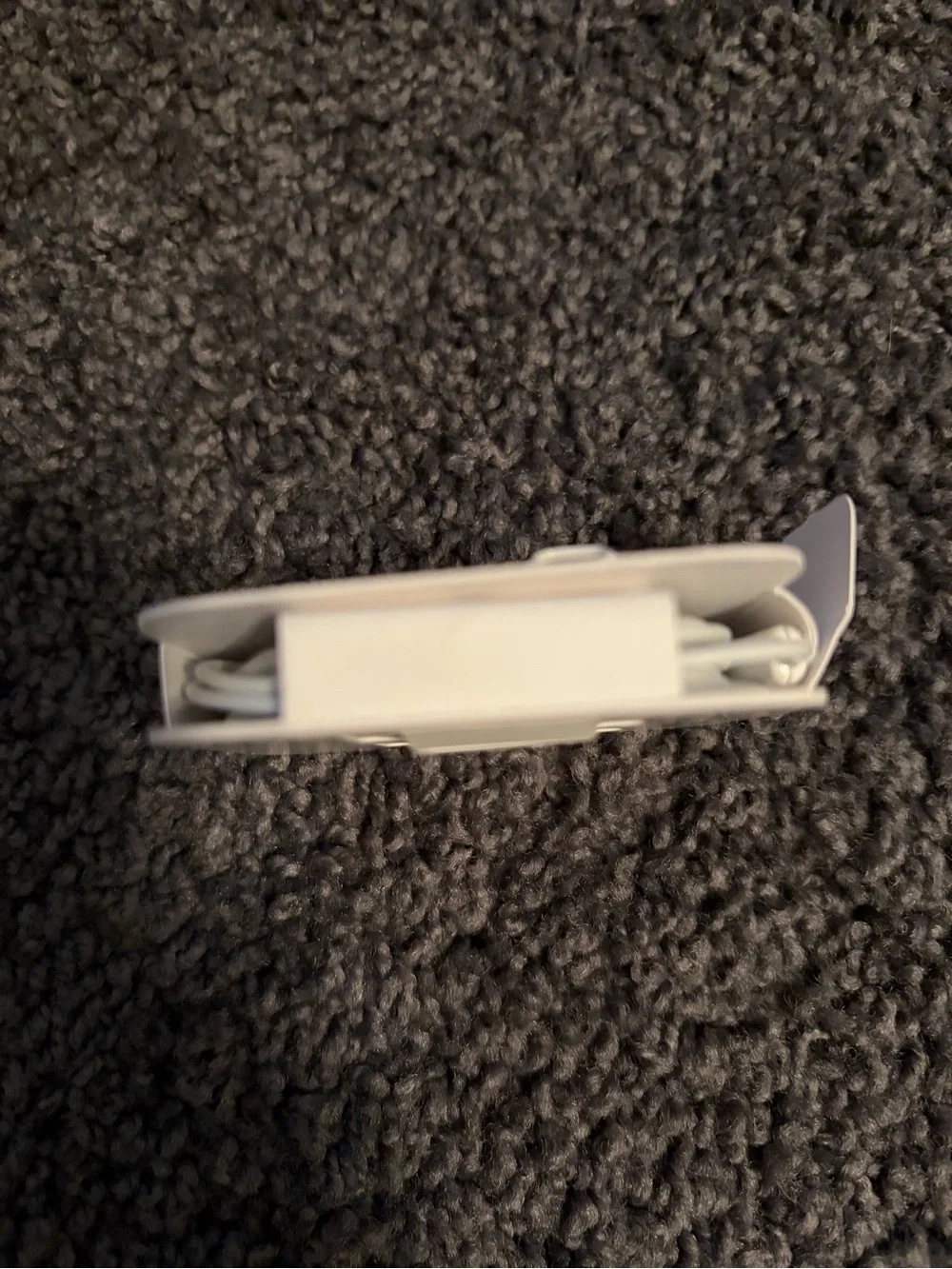 Apple White Wired Earbuds in Retail Packaging - Picture 3 of 3